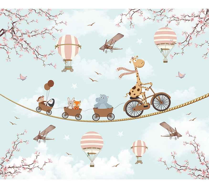 Papier peint enfant design avec girafe à vélo, animaux, montgolfières et ciel pastel.