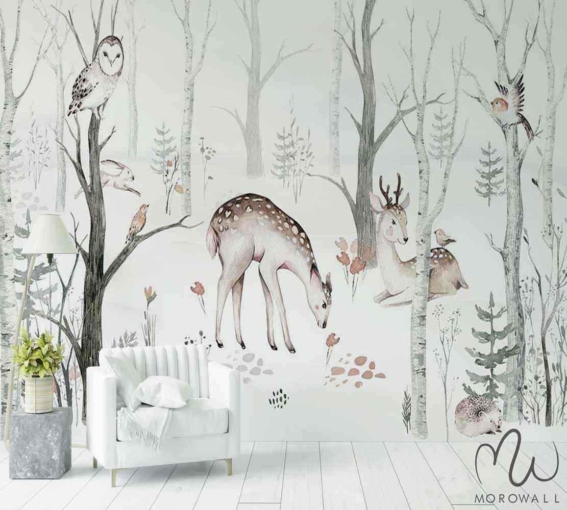 Papier peint forêt avec cerfs, hibou, oiseaux et arbres, ambiance nature pour salon ou chambre.