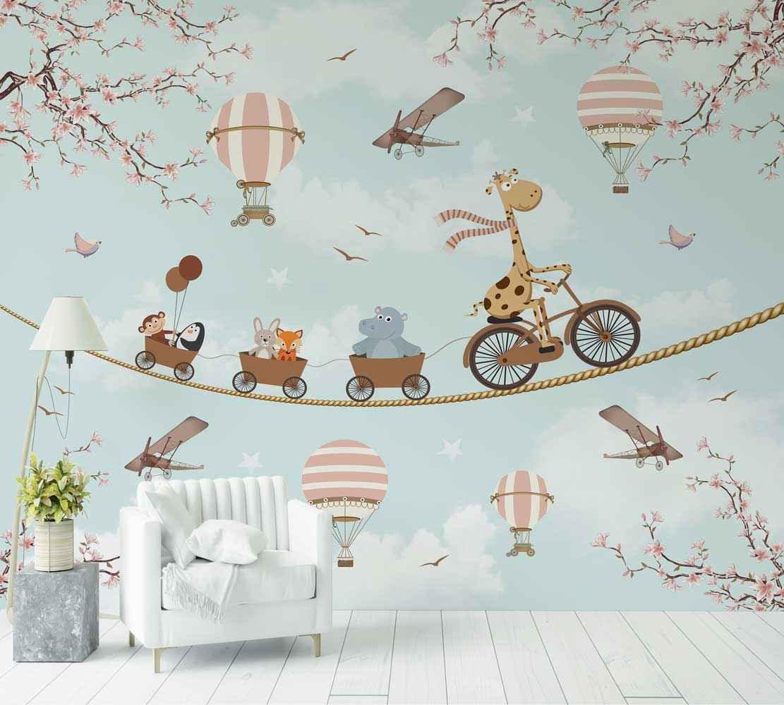 Papier peint enfant avec girafe à vélo, animaux, montgolfières et avions sur fond pastel