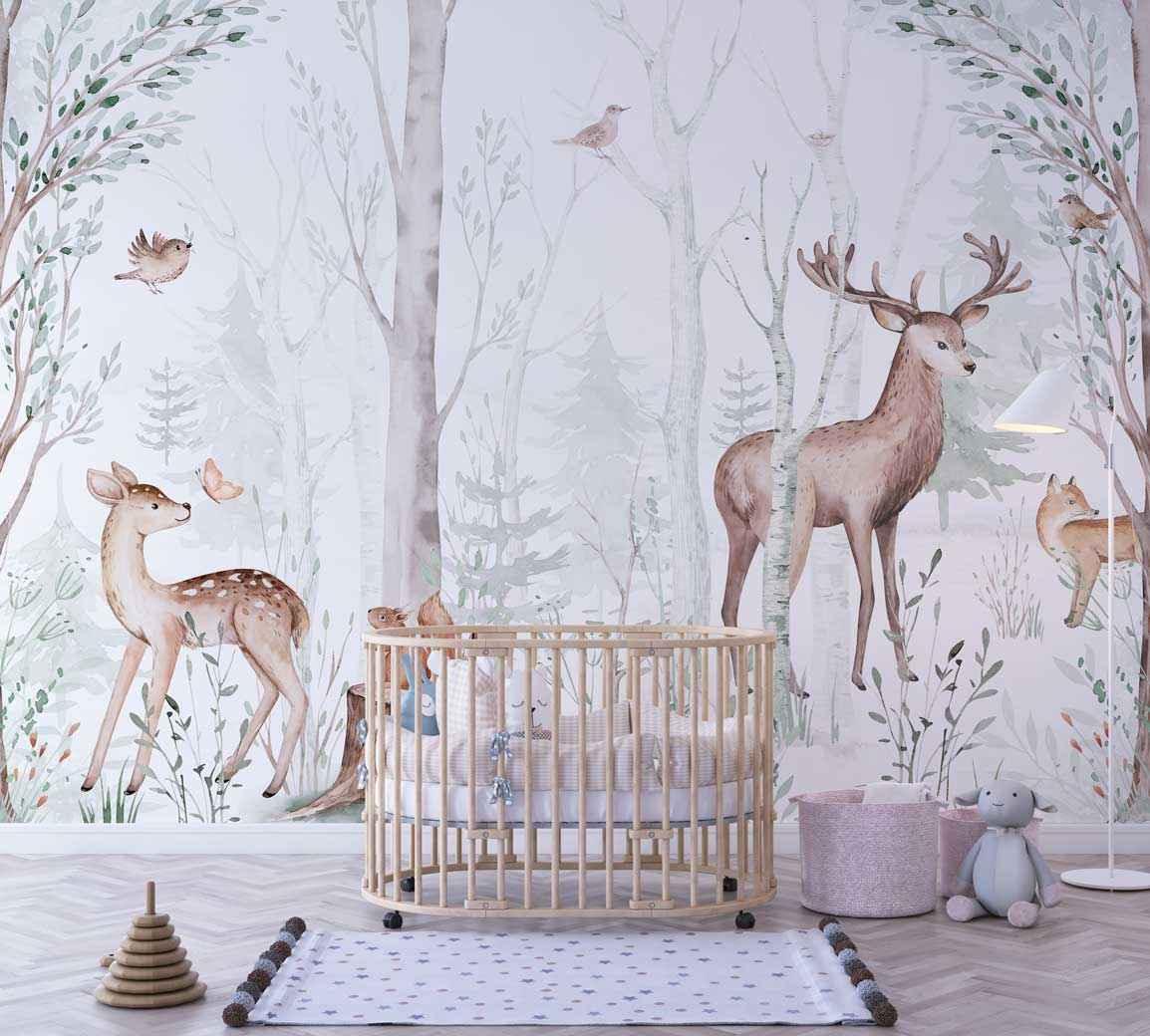 Papier peint chambre bébé avec cerf, faon, renard et oiseaux dans une forêt douce