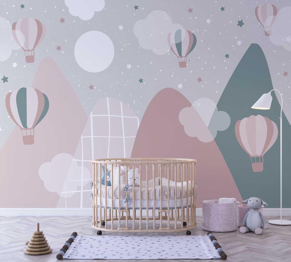 Papier peint chambre bébé avec montagnes roses, montgolfières, nuages et étoiles décoratives.