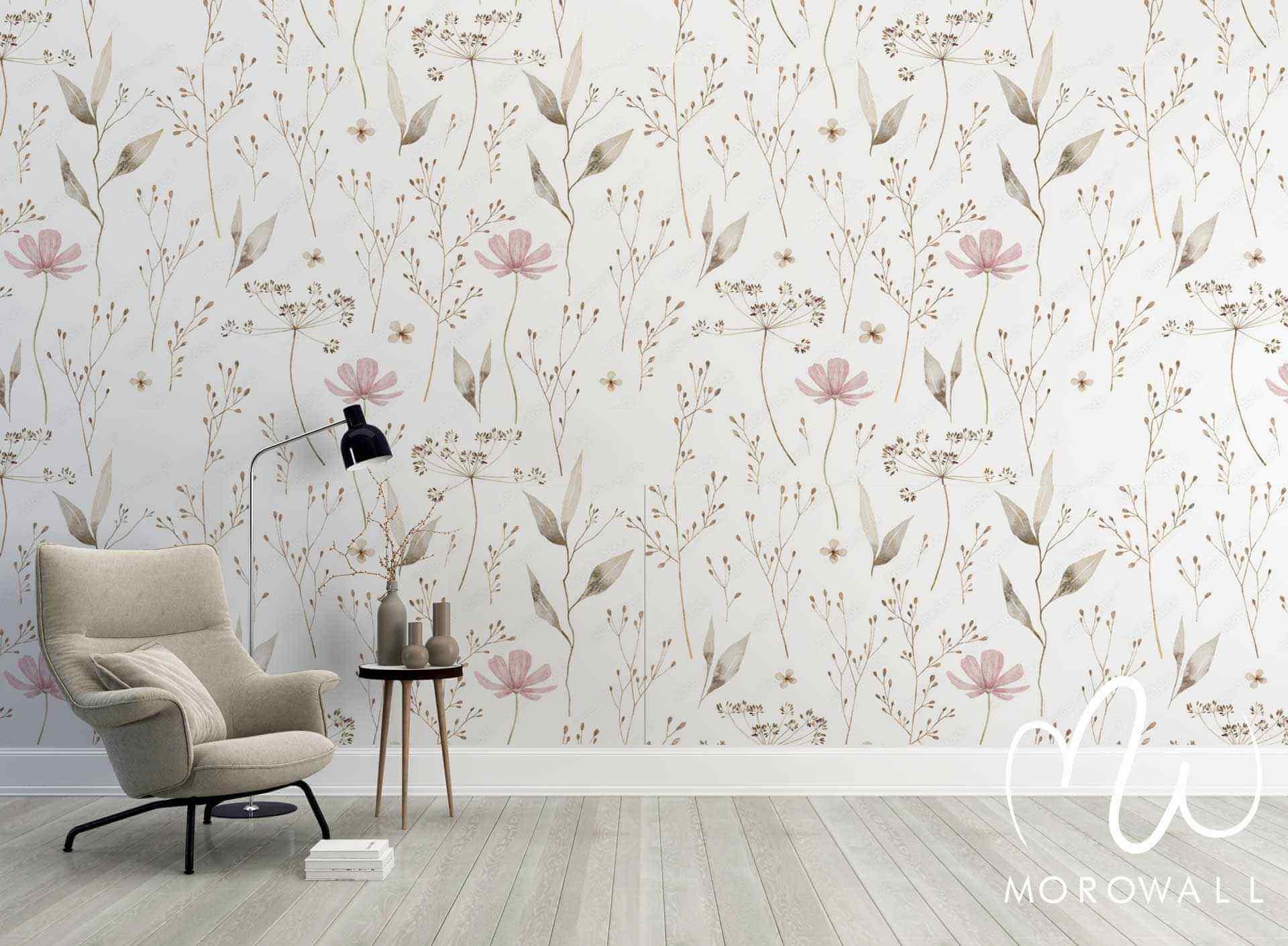 Papier peint floral beige et rose clair, salon moderne avec fauteuil et déco minimaliste