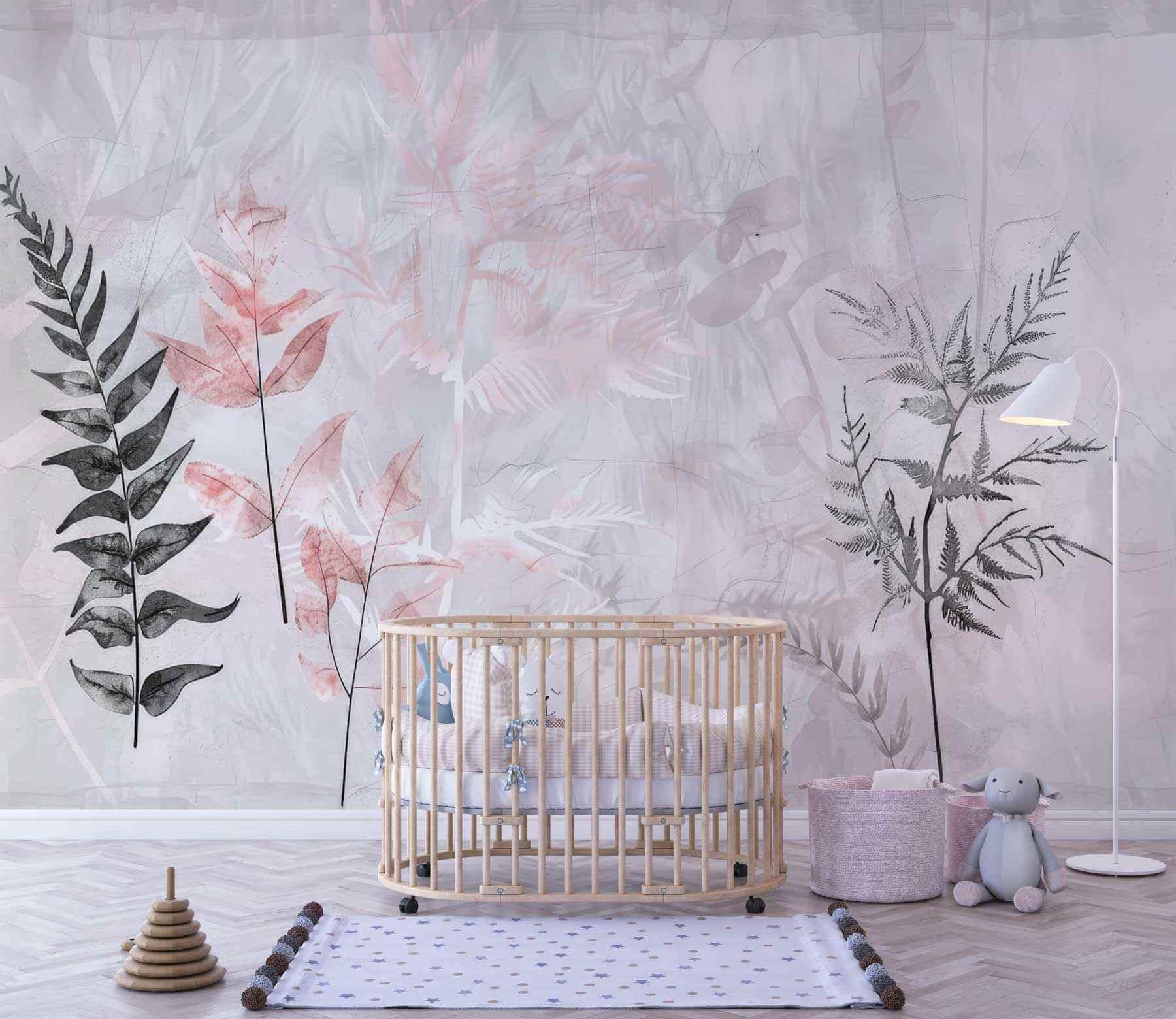 Papier peint feuilles roses et grises dans une chambre de bébé moderne, déco murale élégante.