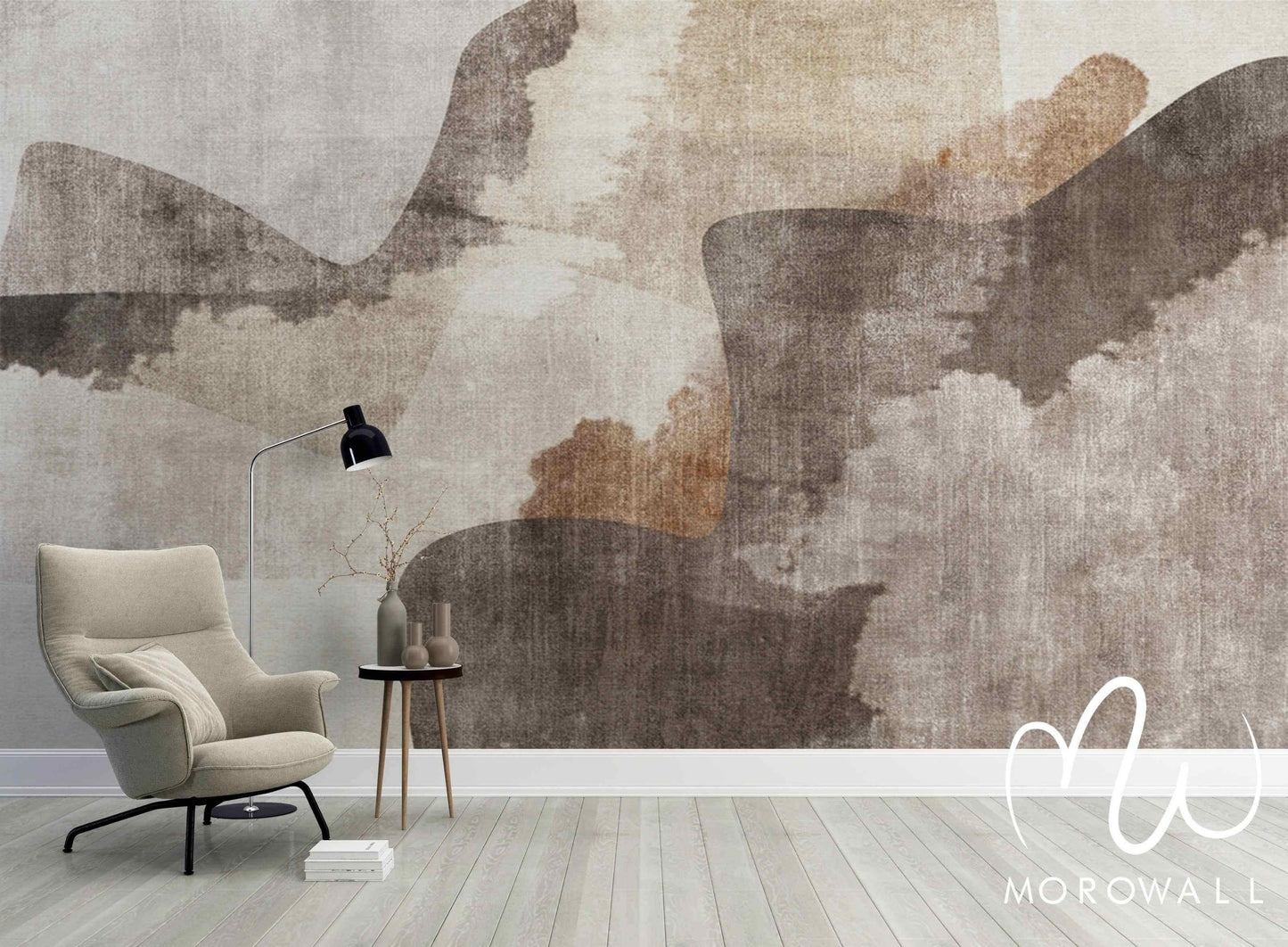 Papier peint abstrait marron et beige sur mur de salon moderne, fauteuil design et lampe noire