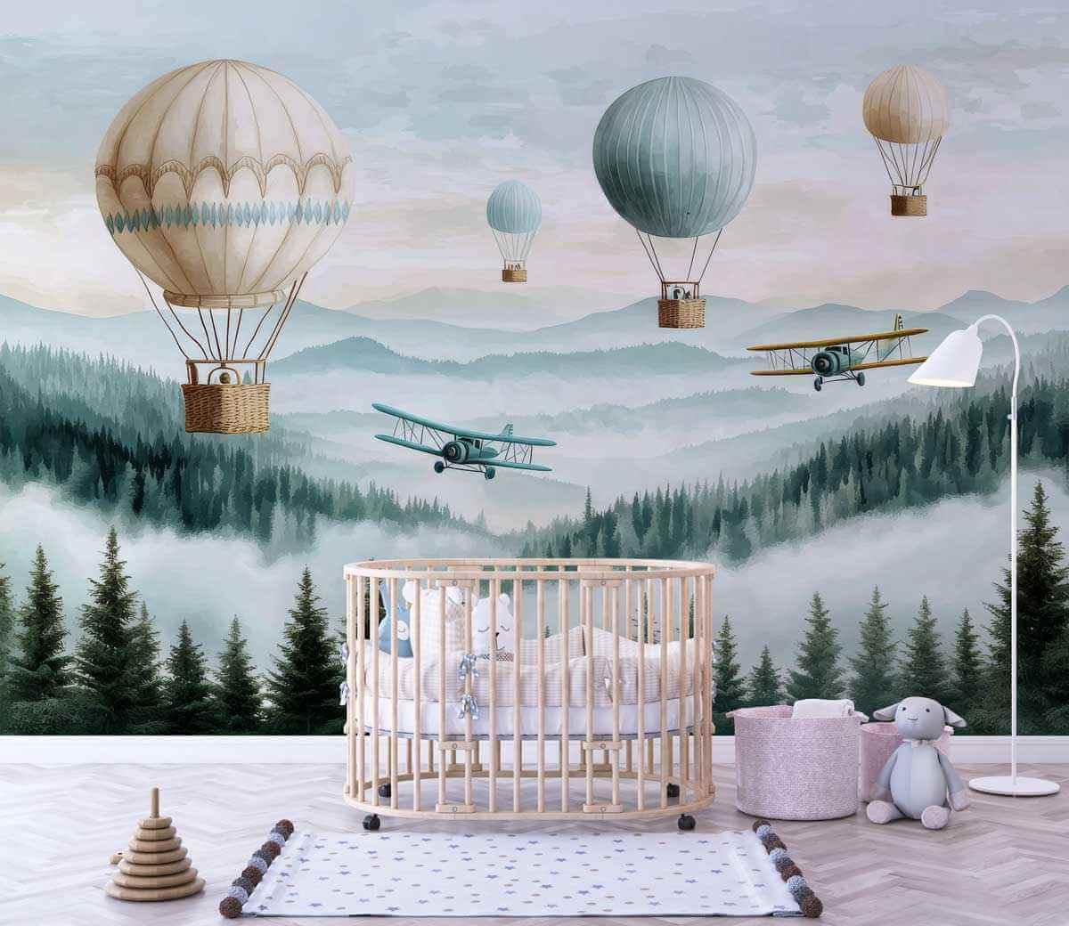 Papier peint chambre enfant, montgolfières et avions au-dessus de forêt et montagnes brumeuses.