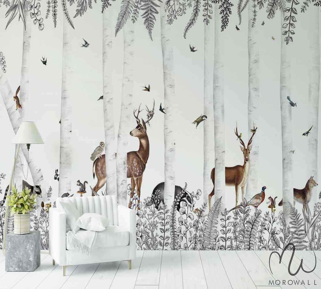 Papier peint forêt bouleaux avec cerfs, oiseaux et animaux, déco salon nature.