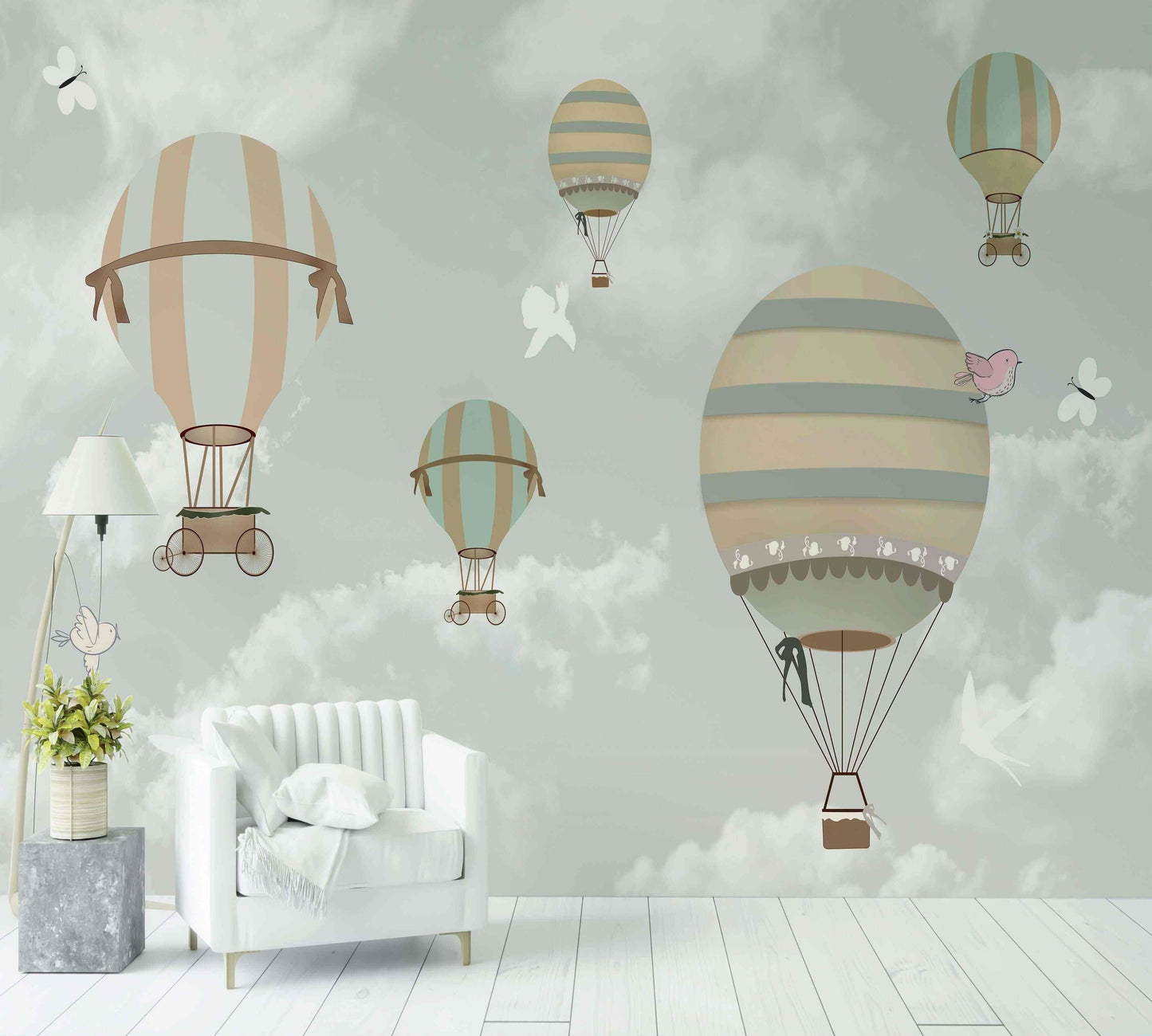 Papier peint décoratif avec montgolfières pastel, oiseaux et papillons sur fond nuageux, salon design.