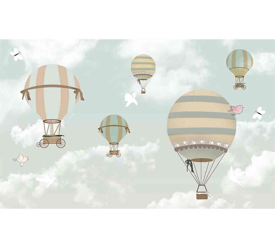 Papier peint motifs montgolfières vintage et oiseaux sur fond de ciel nuageux, décor mural enfant