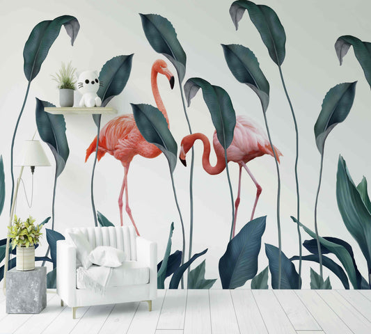 Papier peint tropical avec flamants roses et grandes feuilles décoratives dans un salon moderne