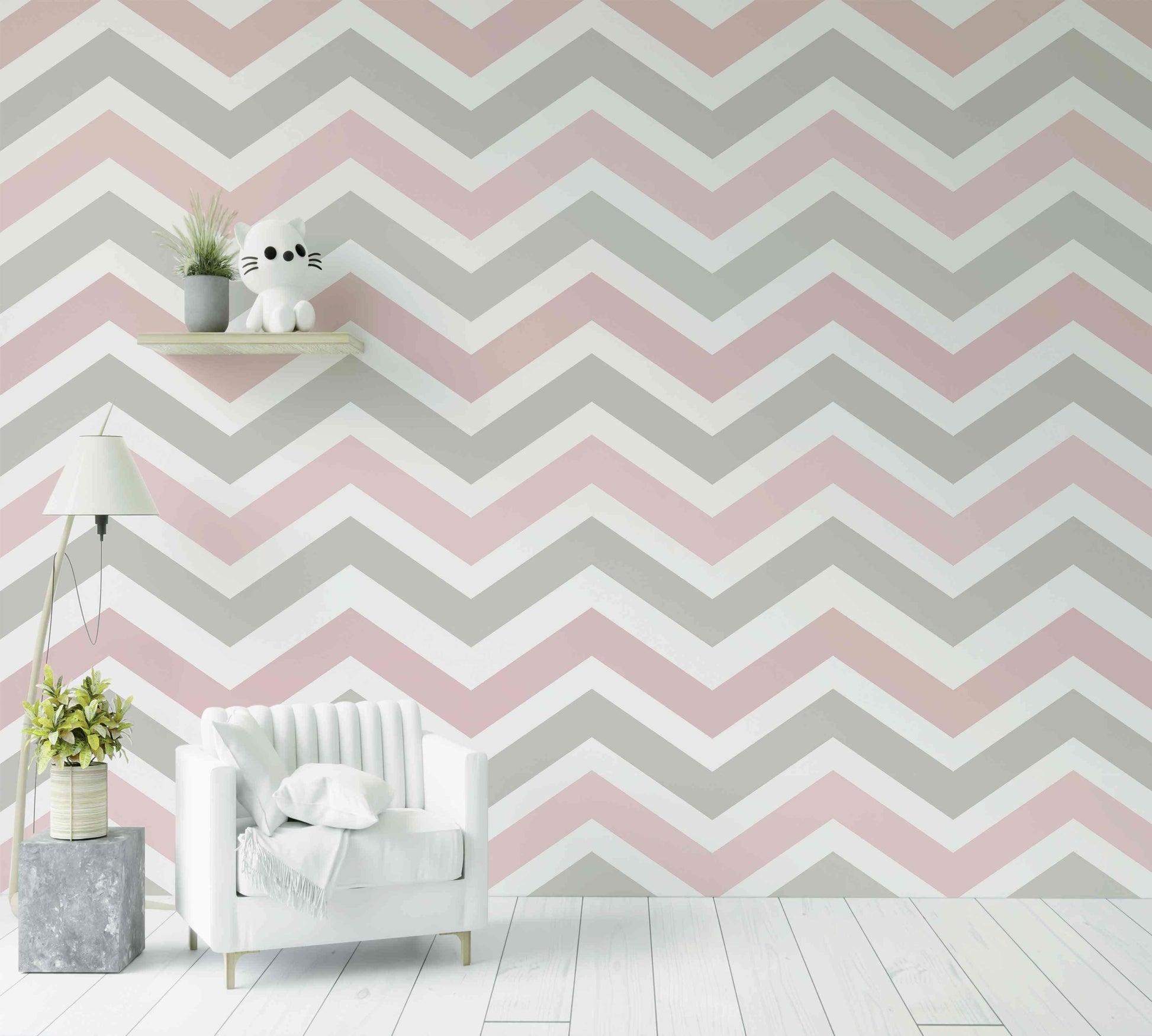 Papier peint chevrons rose et gris, déco murale moderne pour salon, fauteuil blanc, lampe, plante
