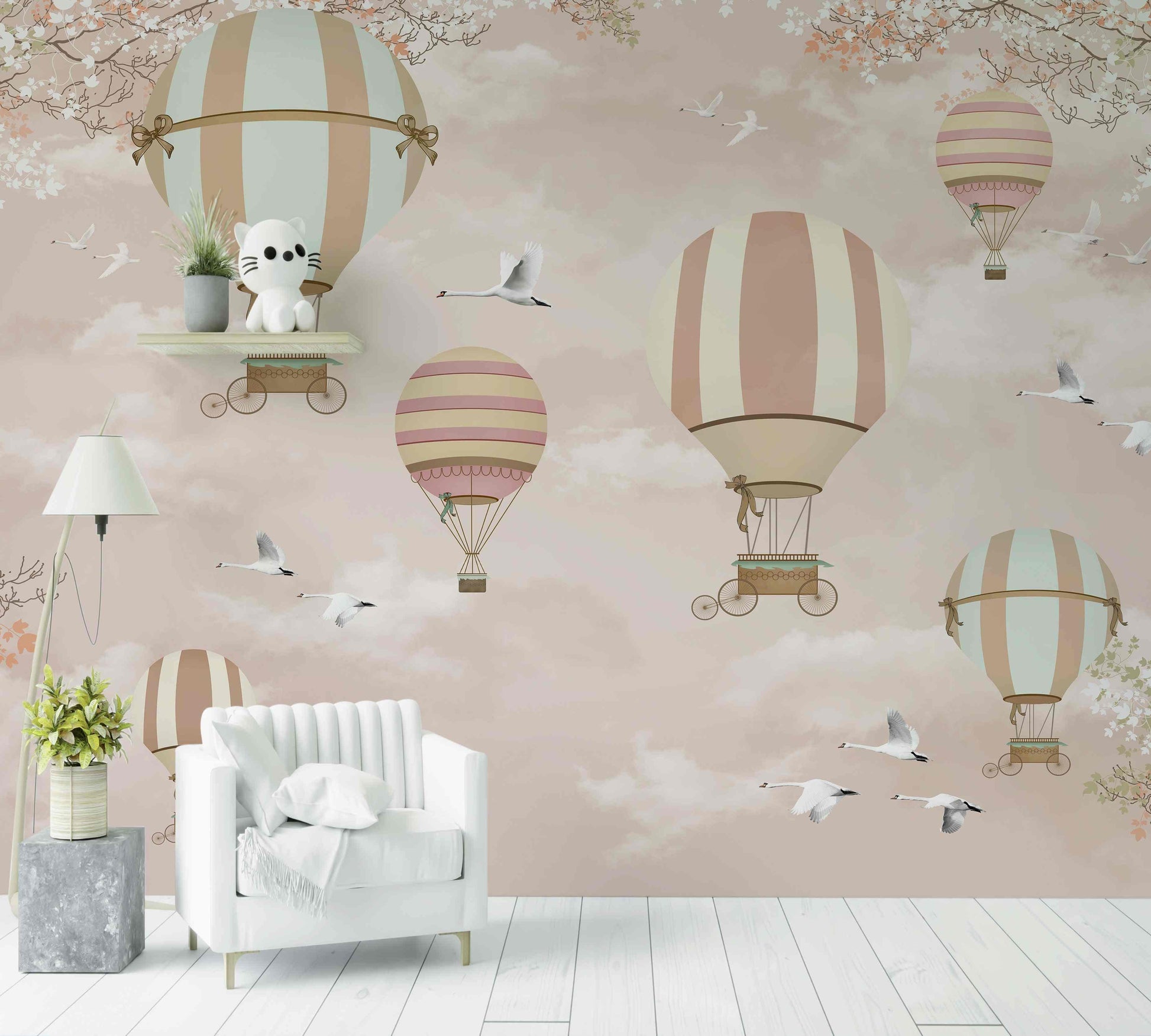 Papier peint chambre enfant montgolfières roses et beige, oiseaux et nuages décoratifs.