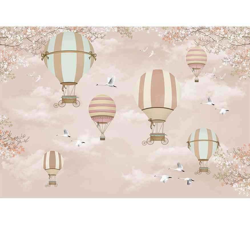 Papier peint avec montgolfières roses et bleues, nuages et oiseaux sur fond floral pastel.