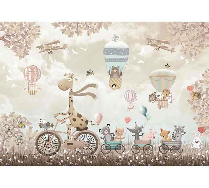 Papier peint enfant avec girafe à vélo, animaux, montgolfières et avions dans un décor nature.
