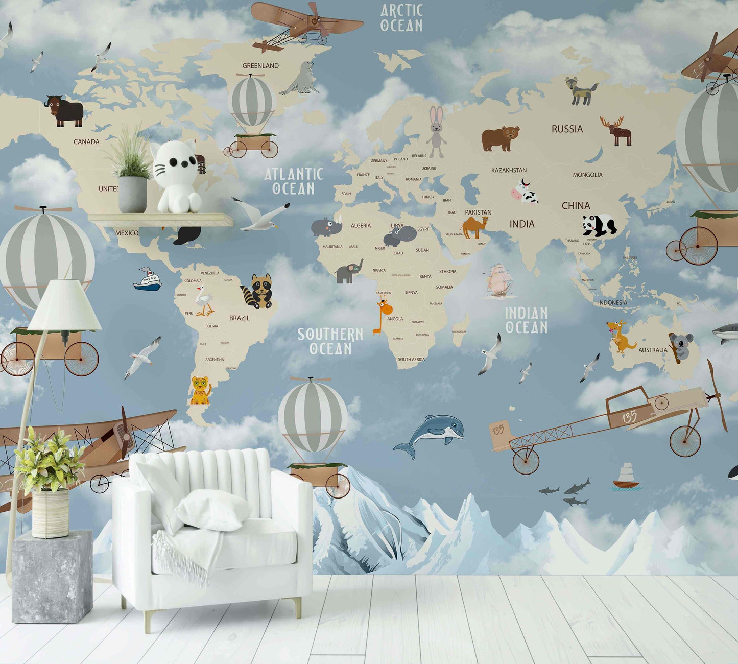 Papier peint carte du monde bleu avec animaux, avions, montgolfières et décor de chambre.